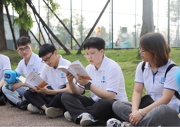 做新时代青年 中建二局开展“学党史、迎五四”主题活动_fororder_青年员工领学《中国共产党简史》