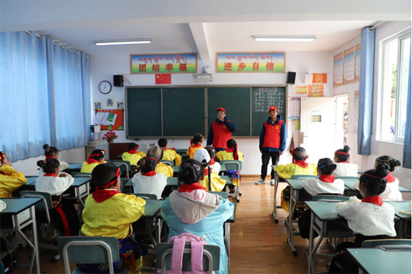 童心筑梦 礼赞百年 中建二局“爱心书包”送进甘孜营官希望小学_fororder_未标题-1